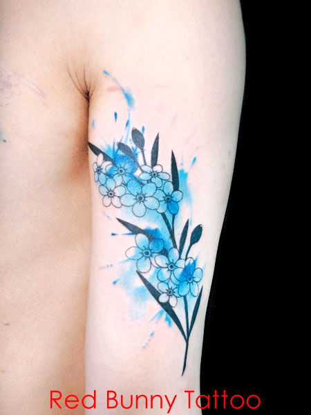 水彩画風の青い花のタトゥーデザイン　ウォーターカラー