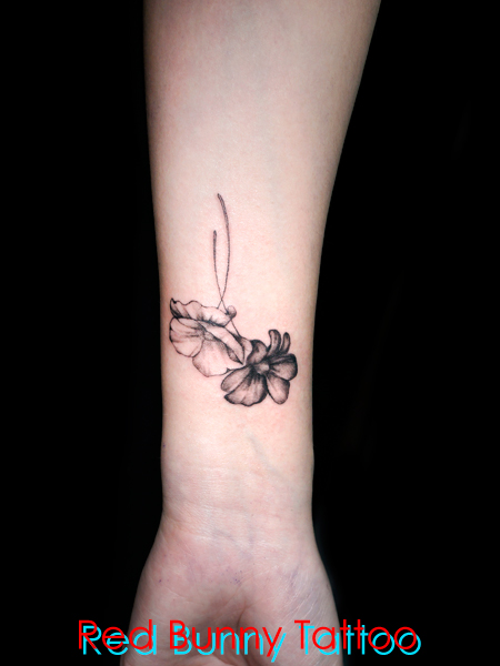 花のタトゥーデザイン　女性の手首　ブラック＆グレー　flower tattoo
