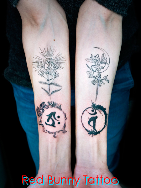 月と太陽と梵字のタトゥーデザイン　手首・左右対称のタトゥーデザイン