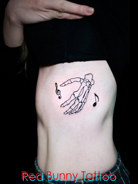 音符とスケルトンハンドのタトゥーデザイン　骸骨の手・女性の脇腹 skelton hand tattoo