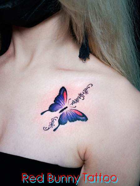 蝶とライン模様のタトゥーデザイン　女性の胸のタトゥーデザイン