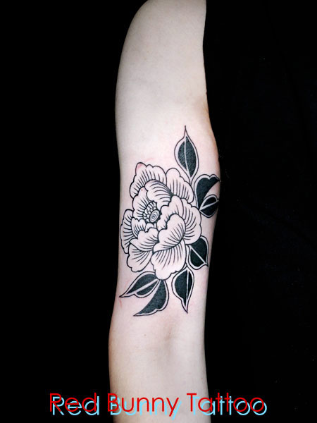 黒色の牡丹、花のタトゥーデザイン peony tattoo ラインワーク　シンプル