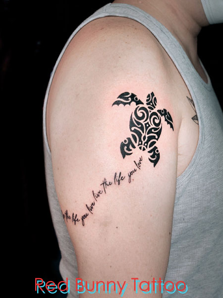 ホヌ・ウミガメのトライバルタトゥーと文字のタトゥーデザイン　honu tribal tattoo 海亀とレタリング