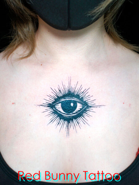 目のタトゥーデザイン 女性の胸の中心　eye tattoo クラシック　版画