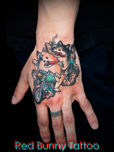 バイクに乗る犬のタトゥーデザイン　動物・ペット・ポメラニアン・アメリカントラッド dog bike tattoo