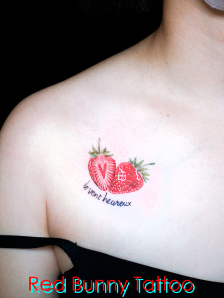 イチゴと文字のワンポイントタトゥー　女性の胸・果物