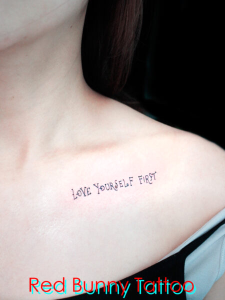 文字・レタリング　タトゥーデザイン　胸・筆記体・letter tattoo　女性