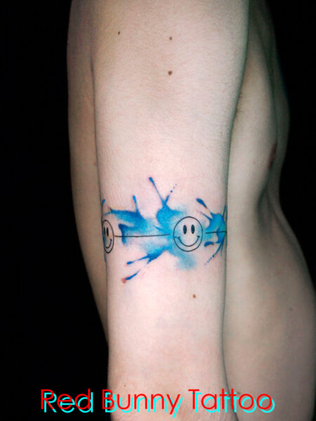 青い水彩インクとスマイルマークのタトゥーデザイン　ウォーターカラー・腕 青色 