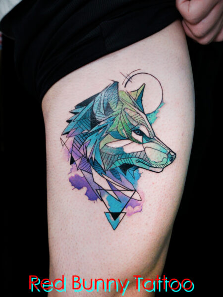 オオカミの水彩タトゥーデザイン　ウォーターカラー・幾何学模様・腿　water color wolf tattoo