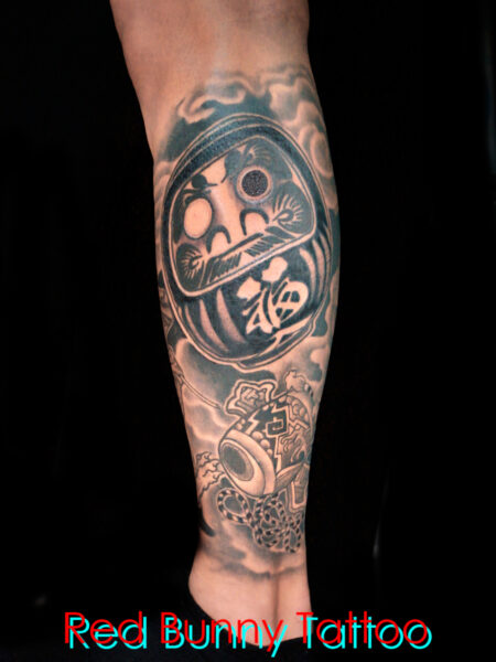 伝統模様のカエルとダルマ・打ち出の小槌のタトゥーデザイン　縁起物・麻柄・七宝・ふくらはぎ・frog tattoo