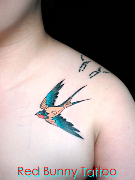 ツバメのタトゥーデザイン　マグヌスデザイン・女性の胸 swallow tattoo