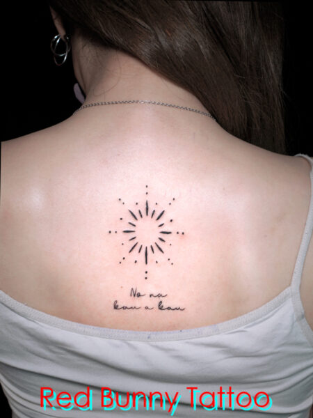 太陽と文字のワンポイントタトゥー　女性の背中・sun lettering tattoo
