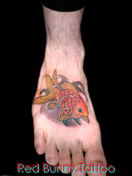 金魚の刺青　タトゥーデザイン　足の甲