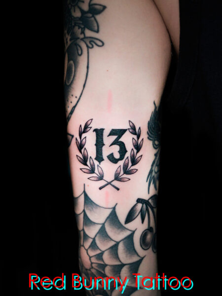 月桂樹のマークと数字のタトゥーデザイン　