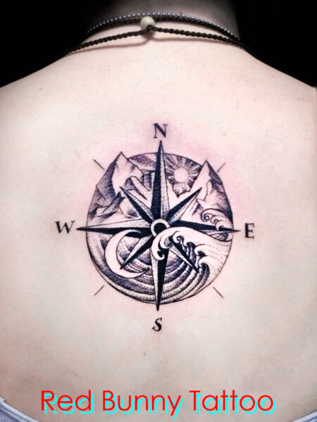 コンパスと山と波のタトゥーデザイン　女性の背中・自然・太陽・月・copmass tattoo