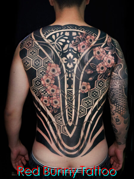 伝統模様と幾何学模様のタトゥーデザイン　ジオメトリックタトゥー　トライバル・背中・桜・geometric tattoo