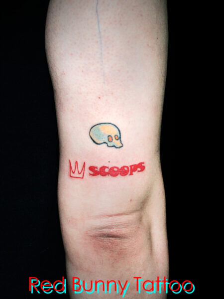 小さなスカルとロゴのタトゥーデザイン　マグヌスデザイン・small skull tattoo