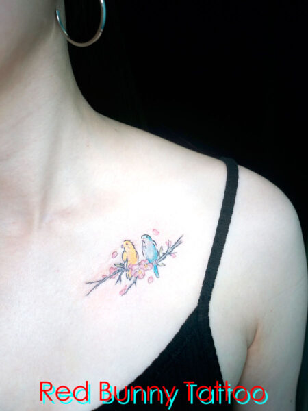 インコと花のタトゥーデザイン　女性の胸/小さなデザイン/parakeet  flower tattoo