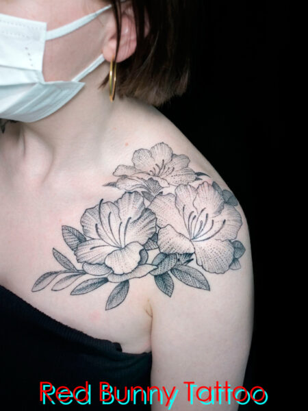 花のタトゥーデザイン　ドットタトゥー・女性の肩と胸・左右対称・flower tattoo