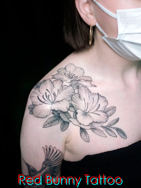 花のタトゥーデザイン　ドットタトゥー・女性の肩と胸・左右対称・flower tattoo