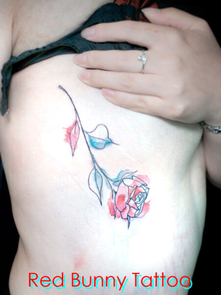 バラのタトゥーデザイン　水彩画・女性の脇腹・ウォーターカラー・rose tattoo
