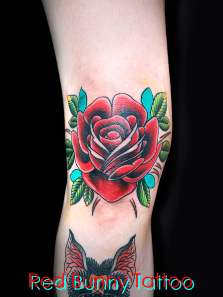バラのタトゥーデザイン 膝 アメリカントラディショナル rose tattoo