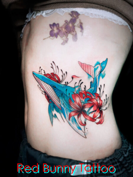くじらとユリのタトゥーデザイン　水彩画・花・女性の脇腹　whale&lily flower tattoo