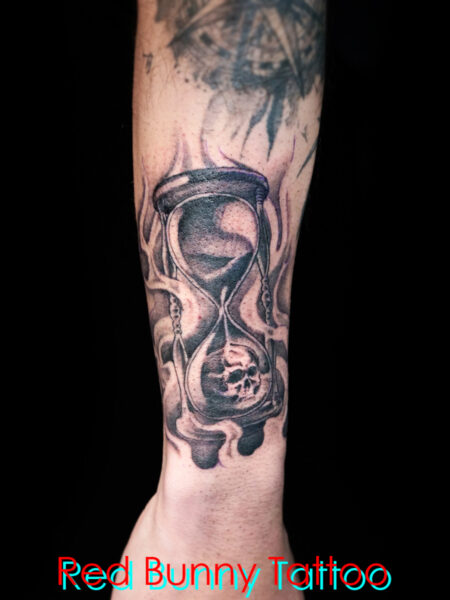 砂時計のタトゥーデザイン　スカル・ドクロ・hourgalass tattoo・ブラックアンドグレー