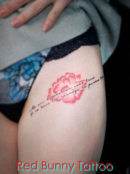 花と文字のタトゥーデザイン　レタリング・女性の腿・flower&letter tattoo