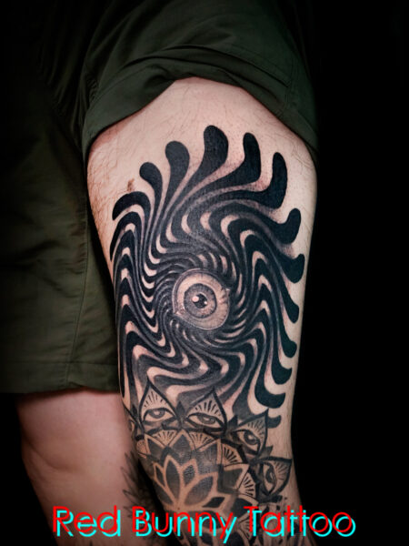 眼玉と黒い模様のタトゥーデザイン　腿・eyeball tattoo
