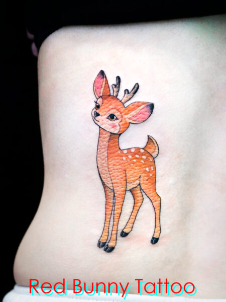 かわいい小鹿のタトゥーデザイン　女性の腰・ﾊﾞﾝﾋﾞ・bambi tattoo