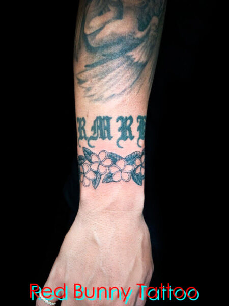 花・植物・フラワータトゥーデザイン　flower tattoo 女性　プルメリア　ハワイ　手首