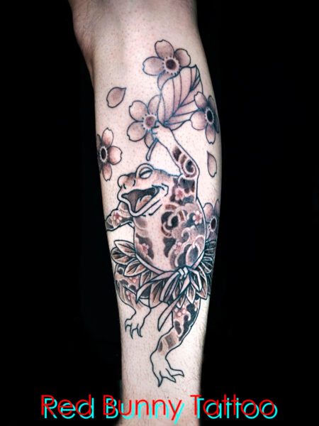 カエル・愉快に踊るカエルのタトゥーデザイン　frog tattoo 二重彫り