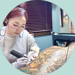 東京の女性彫師・あかつきの和彫り