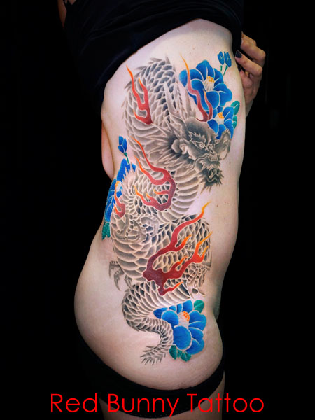龍と椿　女性の刺青　タトゥーデザイン　脇腹