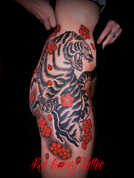 虎の刺青　女性の腰　タトゥーデザイン